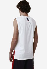 T-shirt bianco senza maniche con colletto rotondo, tessuto morbido e una piccola etichetta "U.S." sul retro. Design semplice, forma aderente.