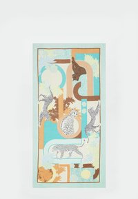 Écharpe en soie avec un imprimé coloré d'animaux et de motifs botaniques, dotée d'une bordure turquoise, de formes géométriques et de textures variées tout au long.