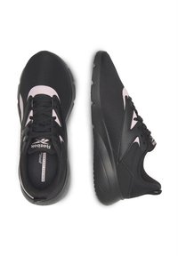 Czarne buty sportowe z siateczkową cholewką, różowymi akcentami, tradycyjnym sznurowaniem oraz amortyzującą podeszwą dla komfortu i wsparcia.
