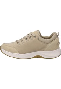Beżowy but sportowy z gładkiej zamszowej i siateczkowej cholewki, sznurowanym przodem, miękkim kołnierzem oraz białą, wyściełaną podeszwą z teksturowanym spodem.