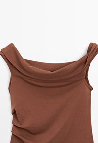 Abito marrone senza maniche con scollatura a collo drappeggiato, texture drappeggiata e design aderente. Realizzato in tessuto liscio e elastico con dettagli arricciati.