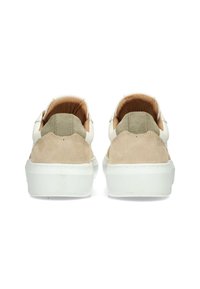 Beige Wildleder- und weiße Leder-Sneaker mit runder Form, ausgestattet mit einem braunen Innenfutter und weißer Gummisohle. Minimalistisches Design ohne sichtbare Markenkennzeichnung.