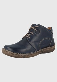 Bottines en cuir bleu avec des lacets brun clair, bout arrondi, détails cousus et semelle en caoutchouc texturée.