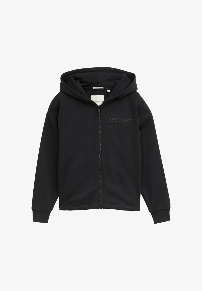 Schwarze Zip-Up-Trainingsjacke mit einem Frontreißverschluss, großer Kapuze und bedrucktem Text "# TIME TO ESCAPE" in einem dezenten Grau auf der linken Brust.