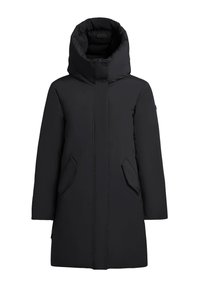 Černý péřový kabát s vysokým límcem, jednoduchým designem, dvěma bočními kapsami a hladkou, matnou texturou. Přední zapínání na celou délku zipu.