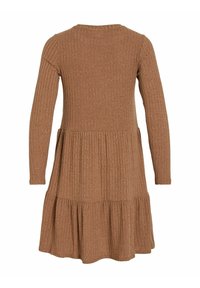 Robe marron côtelée avec manches longues, jupe évasée et bas à volants. Tissu doux avec une texture subtile de lignes verticales et un col rond.