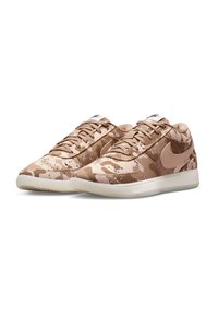 Heren Nike sneakers in een camouflagestijl in beige en zandkleur, met een textielen bovenwerk, witte accenten en een rubberen zool met profiel.