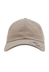 Gorra de béisbol de algodón beige con visera curvada, que cuenta con seis ojales de ventilación y una etiqueta circular en el lateral. Textura suave.