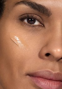 MÁDARA SKINONYM SEMI-MATTE PEPTIDE FOUNDATION - Base de maquillaje - #55 clay