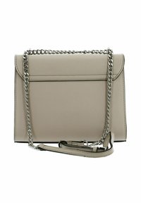 Sac à main en cuir beige avec un rabat pliant, une bandoulière en chaîne argentée et une bandoulière amovible. Présente une texture lisse et un design minimaliste.