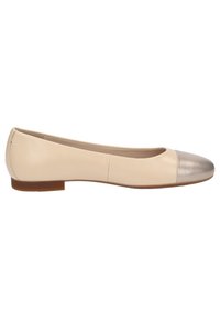 Ballerine in pelle beige con punta cap to in metallo argentato. Texture liscia con design a profilo basso e suola in gomma piatta.