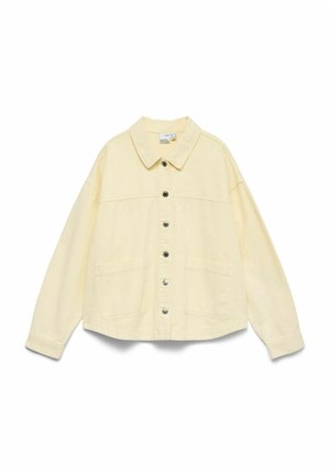 Chaqueta de color amarillo claro con botones, mangas largas, dos bolsillos delanteros de parche y cuello, extendida sobre un fondo blanco.
