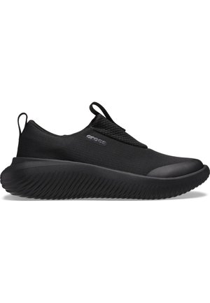 Chaussure de sport noire sans lacets avec semelle texturée, languettes sur la languette et le talon, et petit logo Crocs sur le côté.