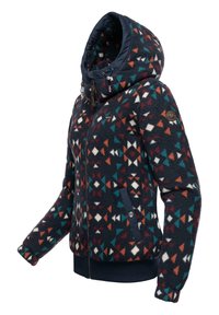 Kurtka polarowa w granatowej bazie, z kolorowym wzorem trójkątów w czerwonym, turkusowym i białym kolorze. Zawiera kaptur i zamek błyskawiczny.