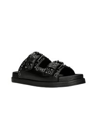 Zwarte leren sandaal met open teeno, twee brede banden met zilveren studs en gespen, en een dikke, gestructureerde zwarte zool.