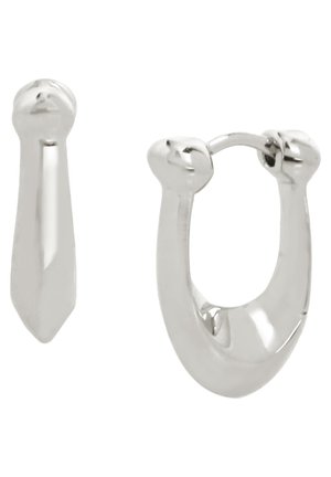 Pendientes de plata con un diseño delgado y puntiagudo y un aro grueso con un acabado pulido, que muestra una superficie suave y reflectante.