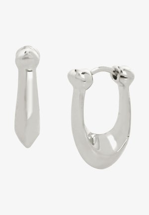 Pendientes de plata con un diseño delgado y puntiagudo y un aro grueso con un acabado pulido, que muestra una superficie suave y reflectante.