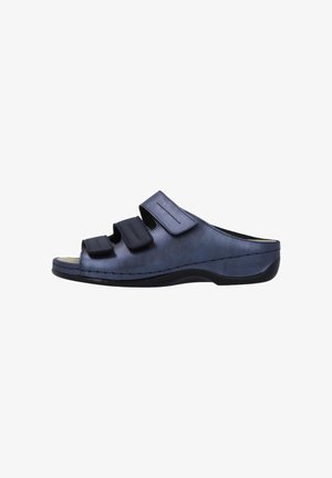 Laivastonsininen avointen varpaiden liukusandaali, jossa on kolme säädettävää Tarranauhakiinnitystä ja matala musta pohja, sivukuva.