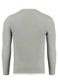 Grauer, langärmeliger, gerippter Pullover mit rundem Halsausschnitt. Strukturierter Stoff und enganliegende Ärmel. Mit einem weißen Saumdetail am unteren Ende.
