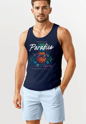 Dunkelblaues Tanktop mit einem bunten Ananas-Graphic, die Kopfhörer trägt, und dem Text "NEVERLESS Paraiso ELECTRONIC MUSIC." Helle Shorts.