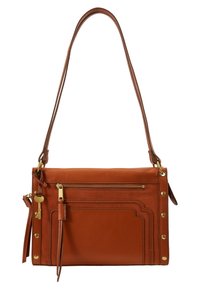 Brun læder crossover taske med fold-over låg, gyldent hardware, lynlås og sidelommer samt dekorative gyldne nitter.