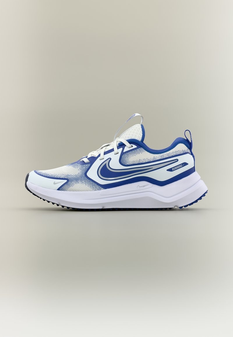 Λευκό και μπλε αθλητικό παπούτσι Nike με σχεδίαση από δίχτυ, παχύ πέλμα και κλείσιμο με κορδόνια, εμφανιζόμενο από την πλευρά σε ουδέτερο φόντο.