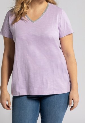 Camiseta de manga corta en color lavanda con escote en V y un borde metálico plateado a lo largo del escote, hecha de una tela suave y ligera.