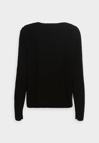 Jersey negro de manga larga con cuello redondo, patrón de tejido texturizado y aberturas laterales en el dobladillo para mayor comodidad y flexibilidad.