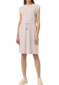 Helles rosa, kurzes Kleid mit einem Zugband in der Taille, knielang, mit glatter Textur und Seitentaschen. Kombiniert mit hellen Sneakern.