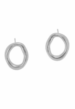 Orecchini in metallo argento con una forma fluida e astratta con due anelli intrecciati. Texture liscia con finitura lucida.