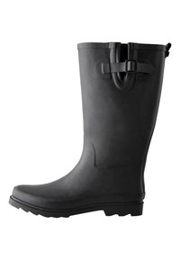 Sort gummistøvle med en robust sål, justerbar rem og spænde, rundet tå og glat overfladestruktur.