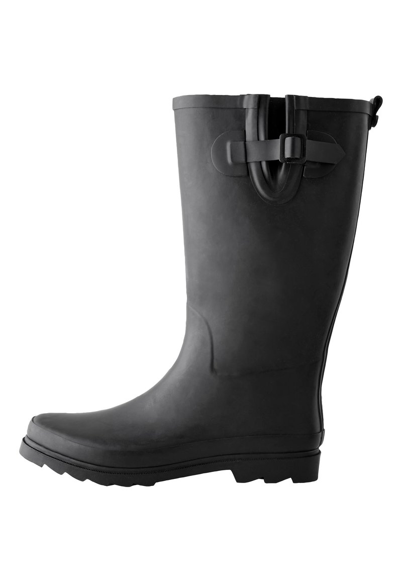 Sort gummistøvle med en robust sål, justerbar rem og spænde, rundet tå og glat overfladestruktur.
