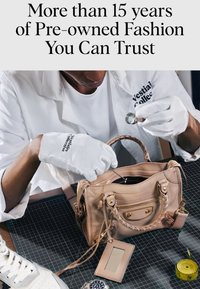 Personne portant des gants blancs et une blouse de laboratoire inspectant un sac à main beige posé sur une table avec des articles de mode et un mètre ruban.