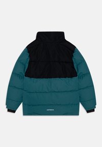 Giacca a vento imbottita con corpo teal e parte superiore nera, texture trapuntata, colletto alto e polsini elastici. Logo del marchio stampato sul bordo.