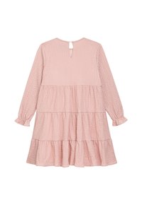 Hellrosa, langärmliges Kleid mit schichtweiser Gestaltung, strukturiertem Stoff und einem Schlüssellochverschluss hinten mit Knopfdetails.