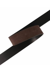 Bruine suede en zwarte leren riem, met een glad oppervlak, rechte vorm en een opvallend contrast tussen de materialen.