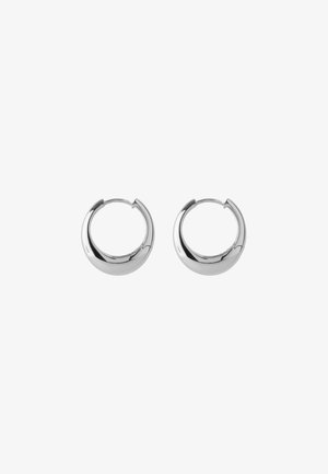 Paire de boucles d'oreilles créoles en argent poli avec un design arrondi et épais, fermoir à charnière sur fond blanc.