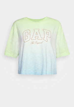 Krótki top z krótkim rękawem z gradientem przechodzącym z zielonego w niebieski i dużym, konturowym napisem "GAP The Original" na froncie.