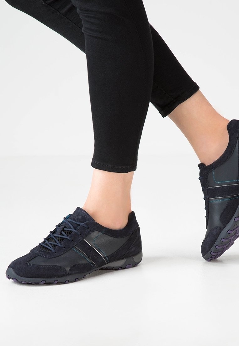 Granatowe buty sportowe z zamszu i materiałów syntetycznych. Wyposażone w szare paski, teksturowaną podeszwę oraz niski profil.