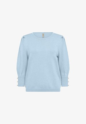 Svijetloplava pulover od mekog pletenog materijala. Ima zaobljen izrez i napuhane rukave s dekorativnim bisernim detaljima na manžetama.