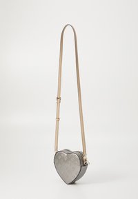 Borsa a tracolla a forma di cuore in argento con motivo embossé, dotata di una tracolla beige chiaro e chiusura con zip per funzionalità.