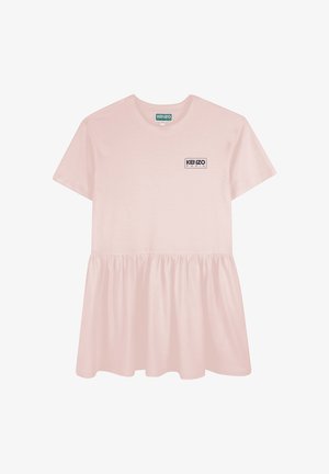 Robe T-shirt rose clair à manches courtes, taille froncée et étiquette de logo sur la poitrine. Matériau en coton, texture douce, design décontracté.