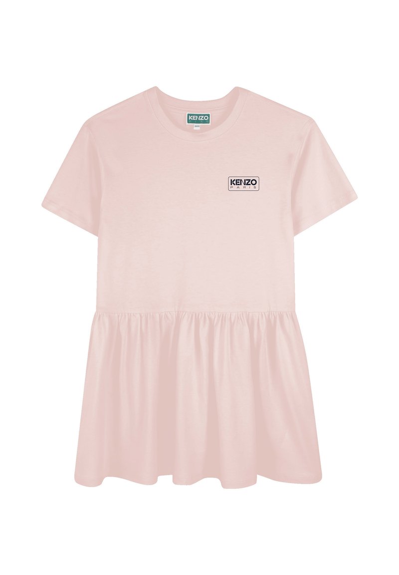 Robe T-shirt rose clair à manches courtes, taille froncée et étiquette de logo sur la poitrine. Matériau en coton, texture douce, design décontracté.