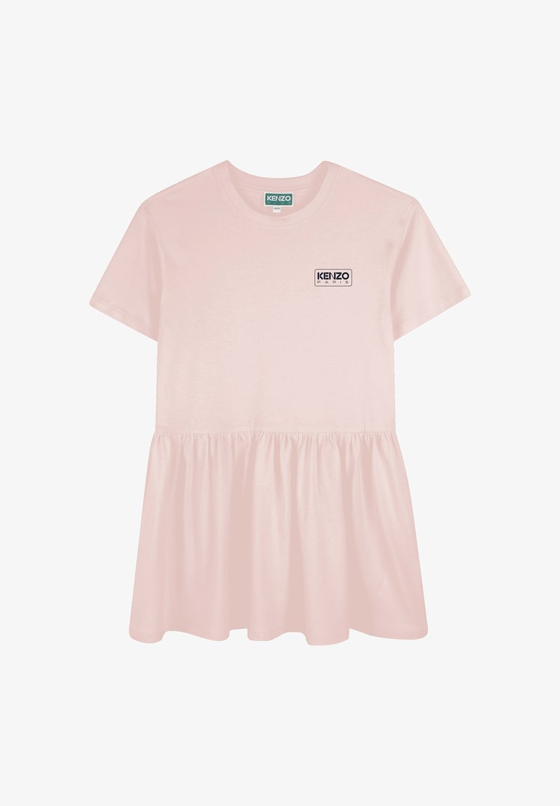 Robe T-shirt rose clair à manches courtes, taille froncée et étiquette de logo sur la poitrine. Matériau en coton, texture douce, design décontracté.