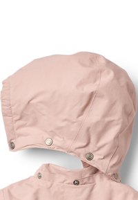 Svetloružová kapucňa s jemnou, hladkou textúrou, vybavená striebornými patentmi a priliehavým strihom. Detaily švov sú viditeľné pozdĺž okrajov.
