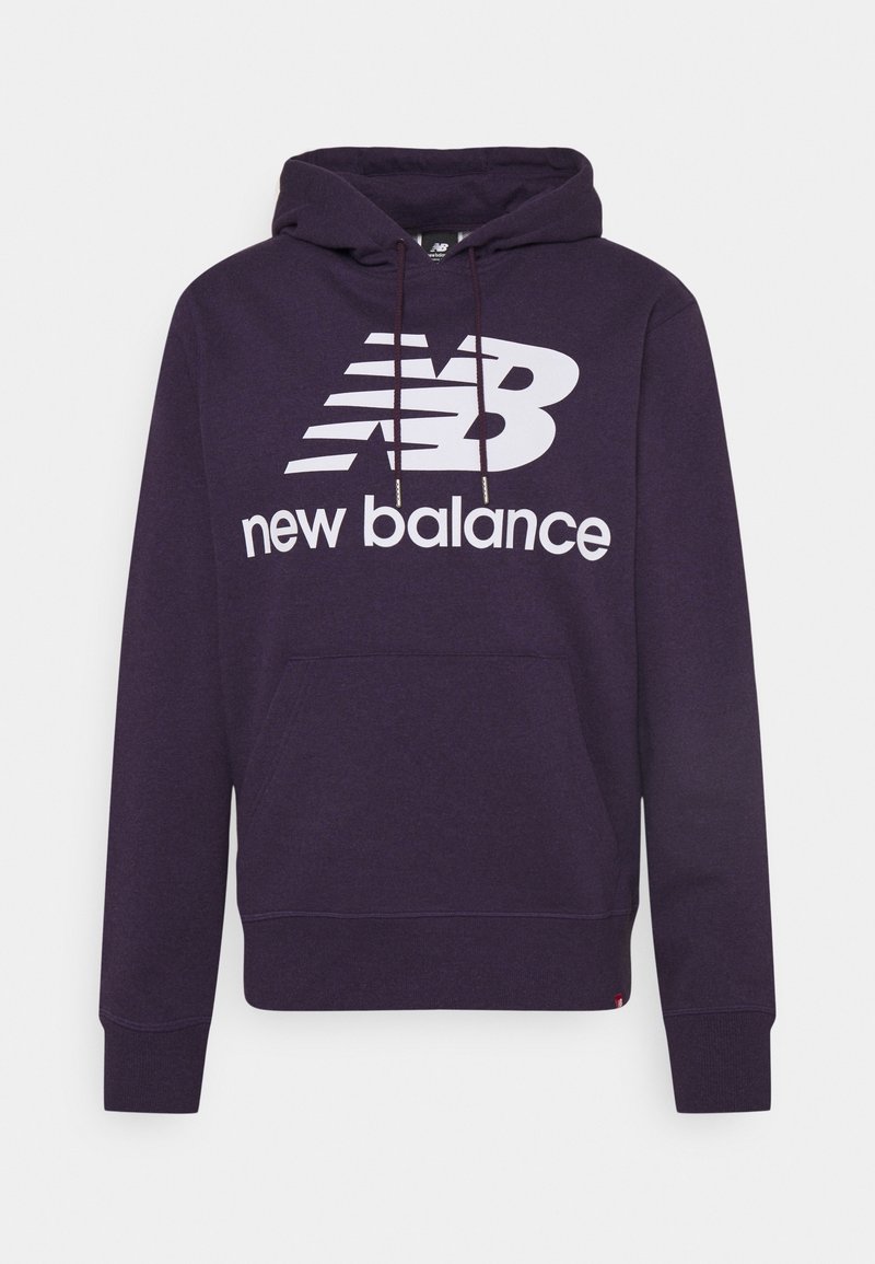 Felpa con cappuccio viola in tessuto morbido, con un grande logo New Balance bianco sul davanti, una tasca a marsupio e cappuccio con coulisse regolabile.