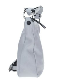 Bolso de mano de cuero gris con un acabado texturizado, que presenta acentos negros, un cierre de cremallera y un único asa superior con herrajes metálicos.