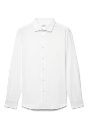 Weißes langärmliges Hemd mit Knopfleiste, spitzem Kragen und Manschetten, mit dem Etikett "Calliope", flach auf einem weißen Hintergrund liegend.