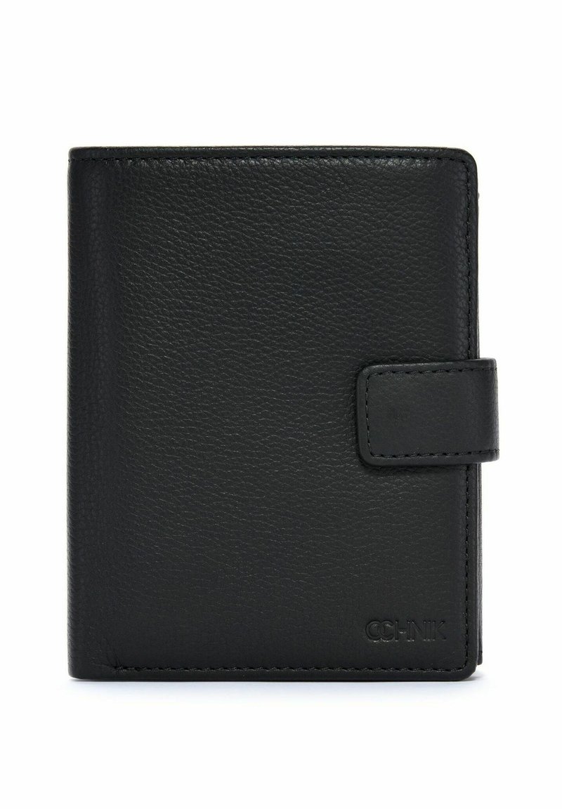 Czarny skórzany portfel o teksturowanej powierzchni, składanym designie i zapięciu na zatrzask. Posiada subtelne oznakowanie w dolnym prawym rogu.