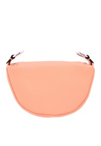 Bolsa sintética naranja de forma redondeada, con cierre de cremallera y detalles en metal negro. Textura suave y diseño minimalista.
